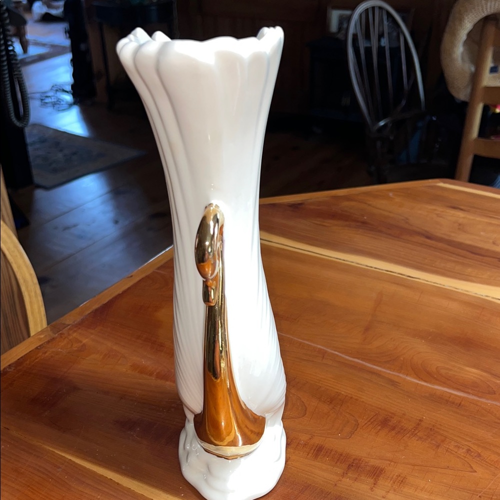 Vintage Elegant White and Gold Swan Art Deco Vase - Picture 2 of 7